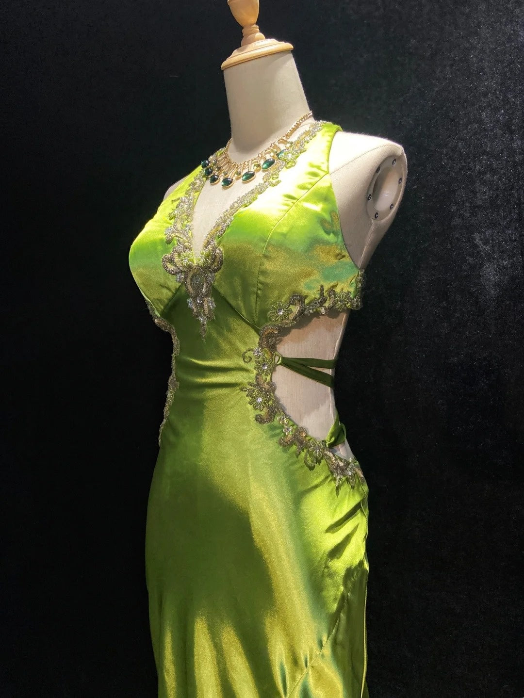 Robes de bal modestes Sirène Halter Vert Dos Nu Satin Sans Manches Longues Tenues de Soirée Formelles N3634