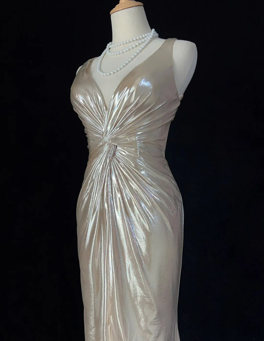 Einfache Ballkleider Meerjungfrau V-Ausschnitt Gold Ärmellos mit Schlitz Rüschen Formelles Abendkleid N3822
