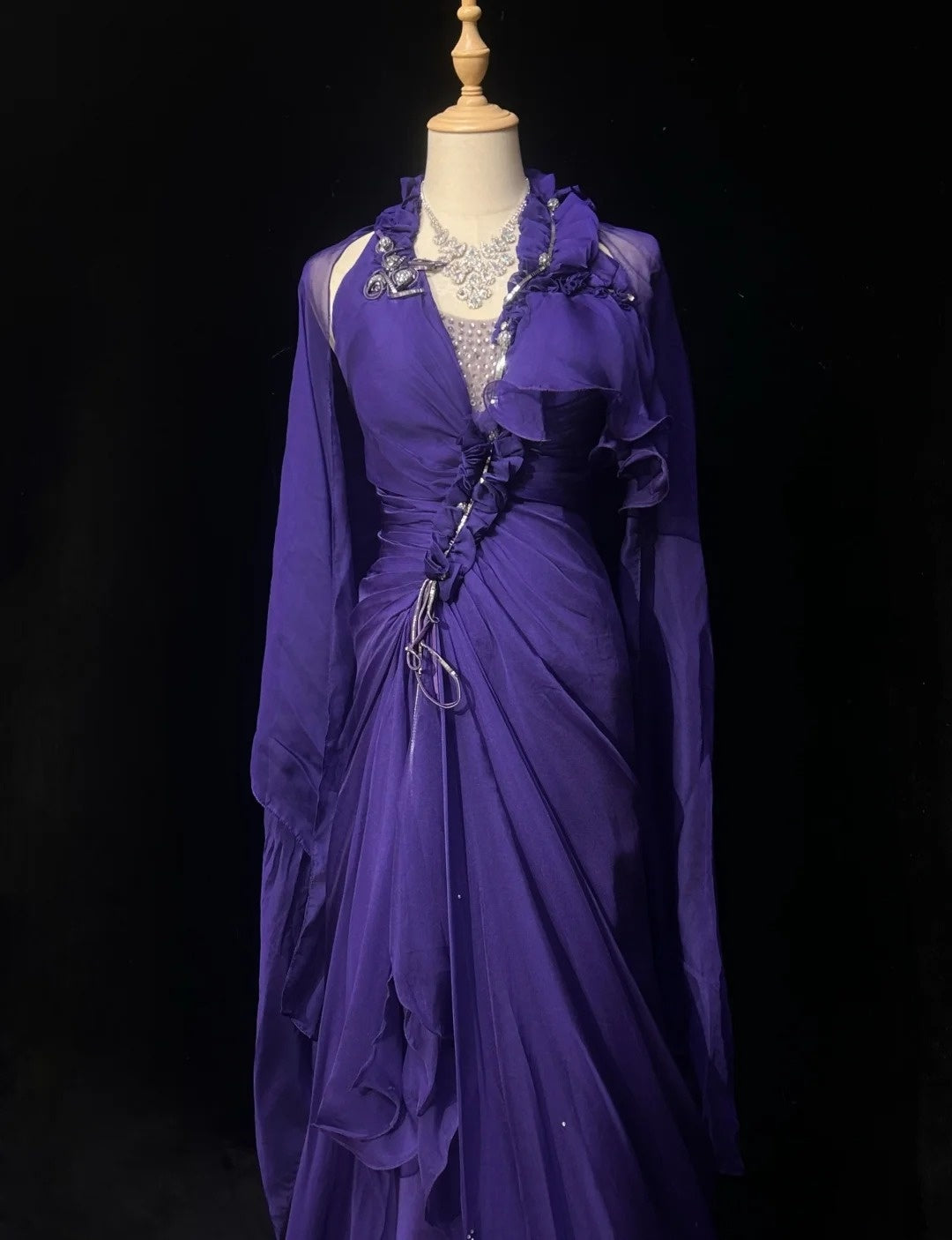 Vintage Abschlussballkleider Meerjungfrau V-Ausschnitt Lila Chiffon mit Rüschen Langem Abschlussballkleid N3110 im Stil der 1960er Jahre