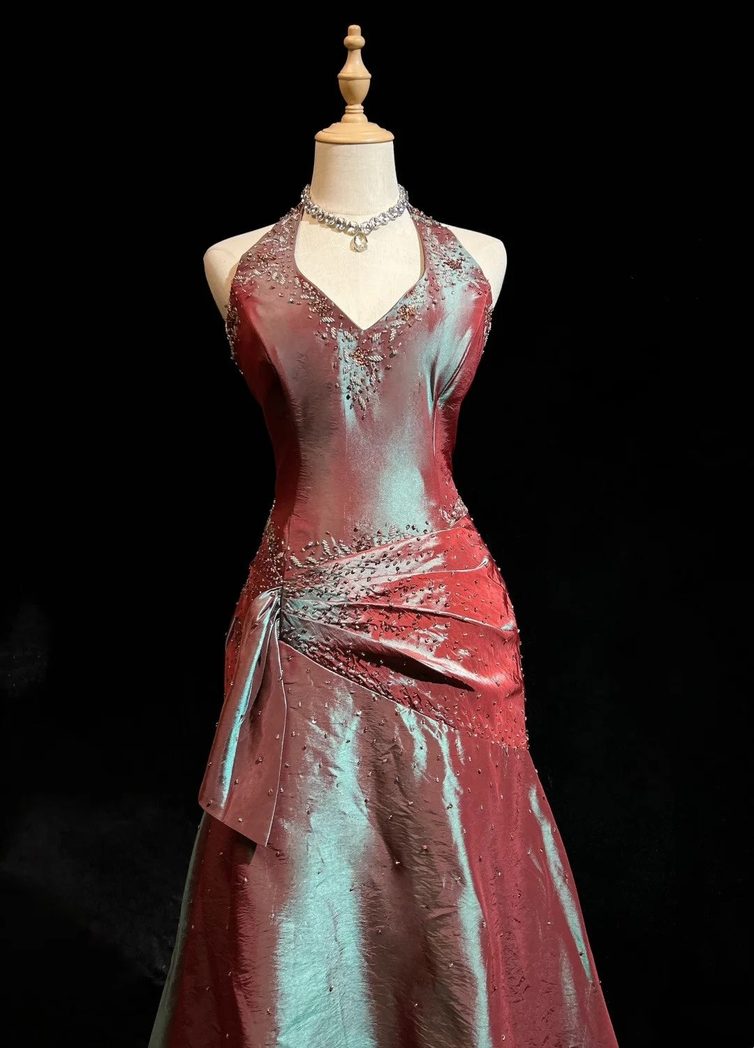 Vintage-Abschlussballkleider 1980er Ballkleid Neckholder Bodenlang Satin mit plissierter Perlenstickerei Abendmode N3126