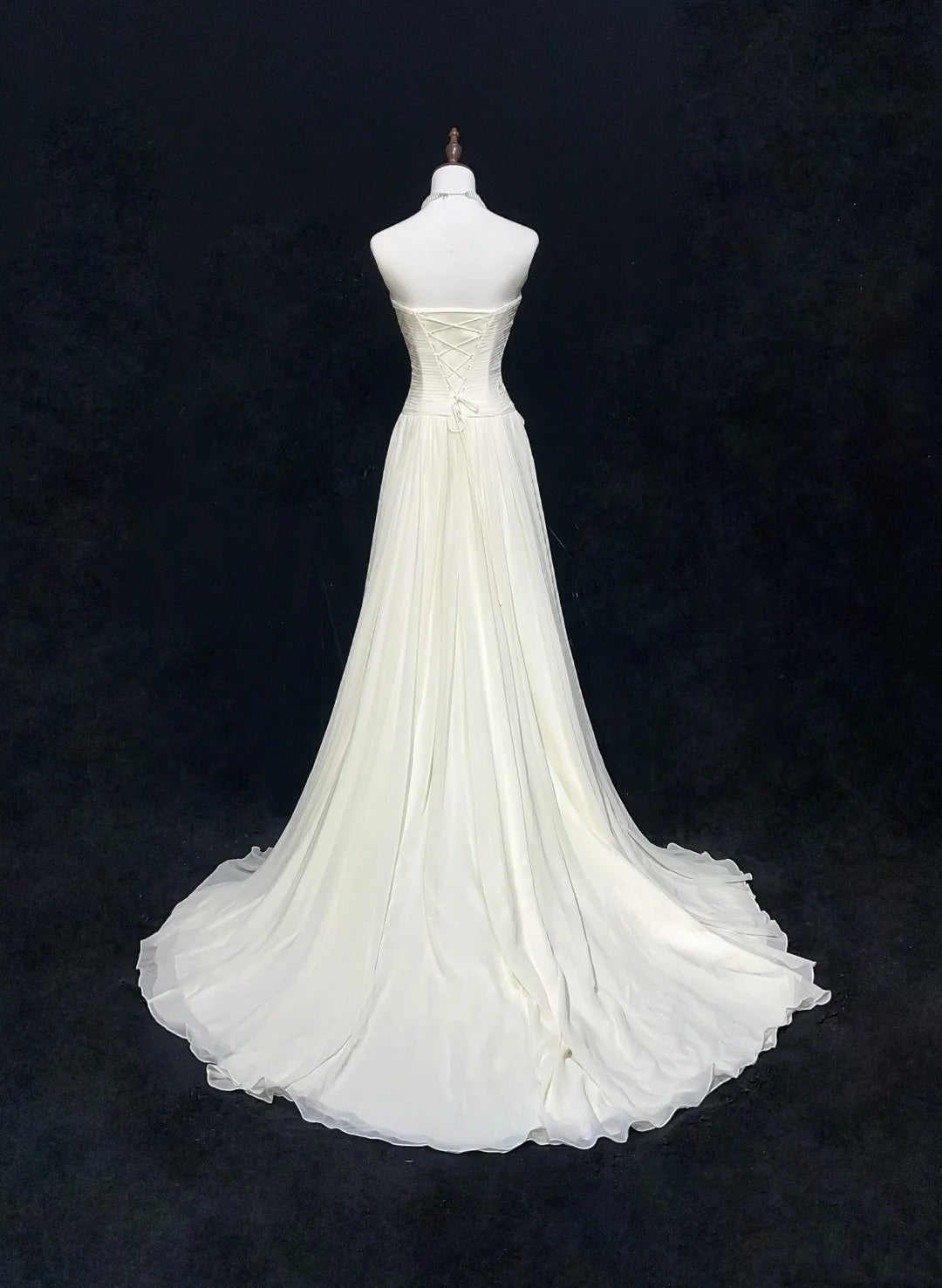 Robes de mariée intemporelles, coupe trapèze, bustier, en mousseline blanche avec longue traîne brodée N3013