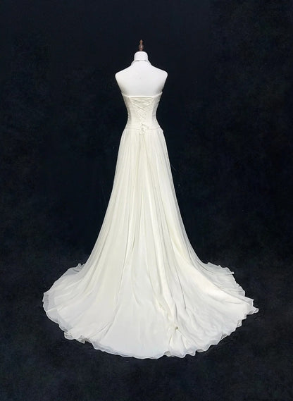 Robes de mariée intemporelles, coupe trapèze, bustier, en mousseline blanche avec longue traîne brodée N3013