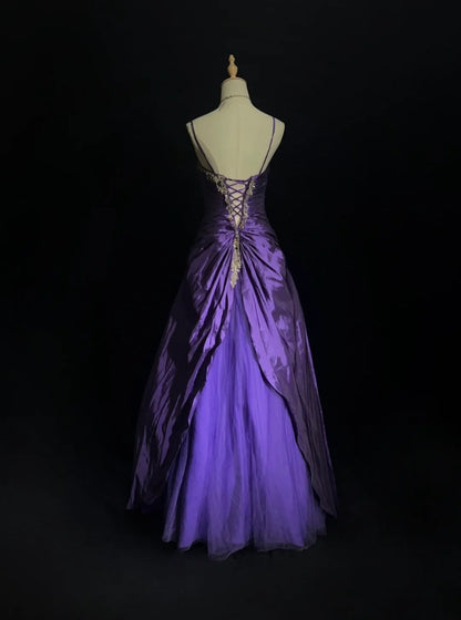 Vintage Abschlussballkleider 1960er Ballkleid Spaghettiträger Lila mit Perlenumhang Langes Abschlussballkleid N3120