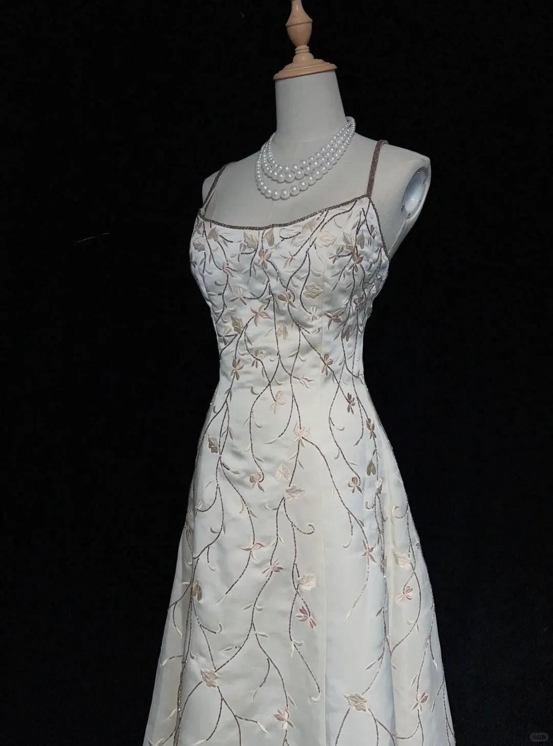 Belles Robes de Bal Coupe A Bretelles Fines en Satin Blanc avec Perles Longues Tenues de Soirée Formelles N3677