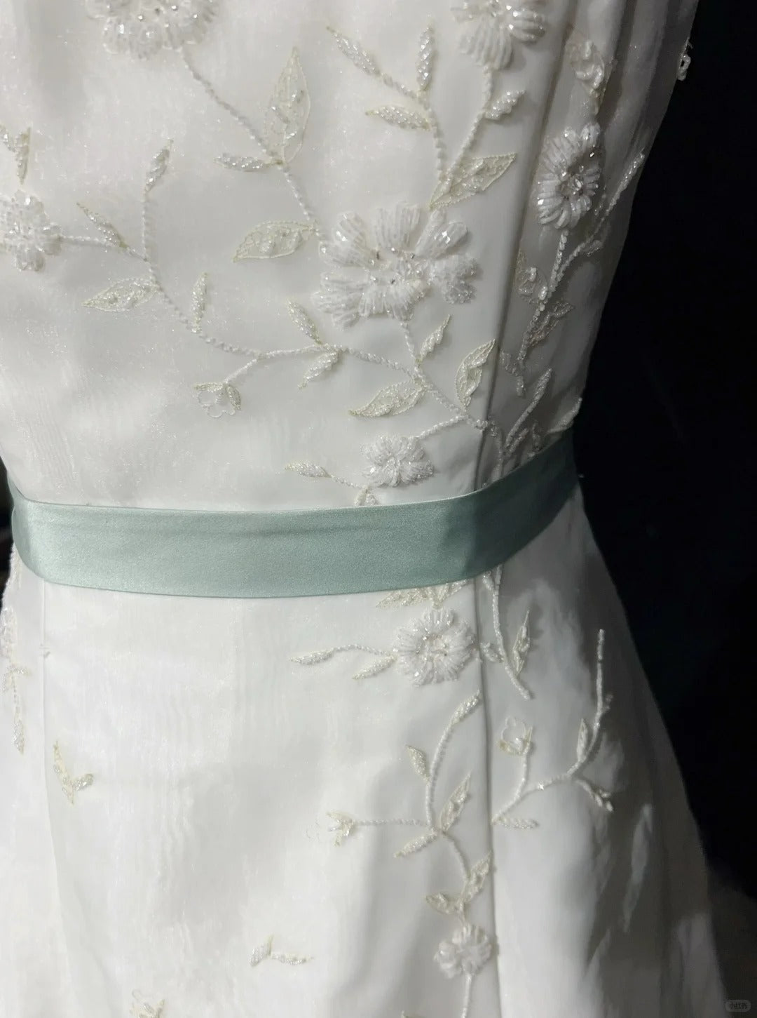 Robes de mariée uniques ligne A bustier blanc avec perles jardin d'été longue robe de mariée N3676