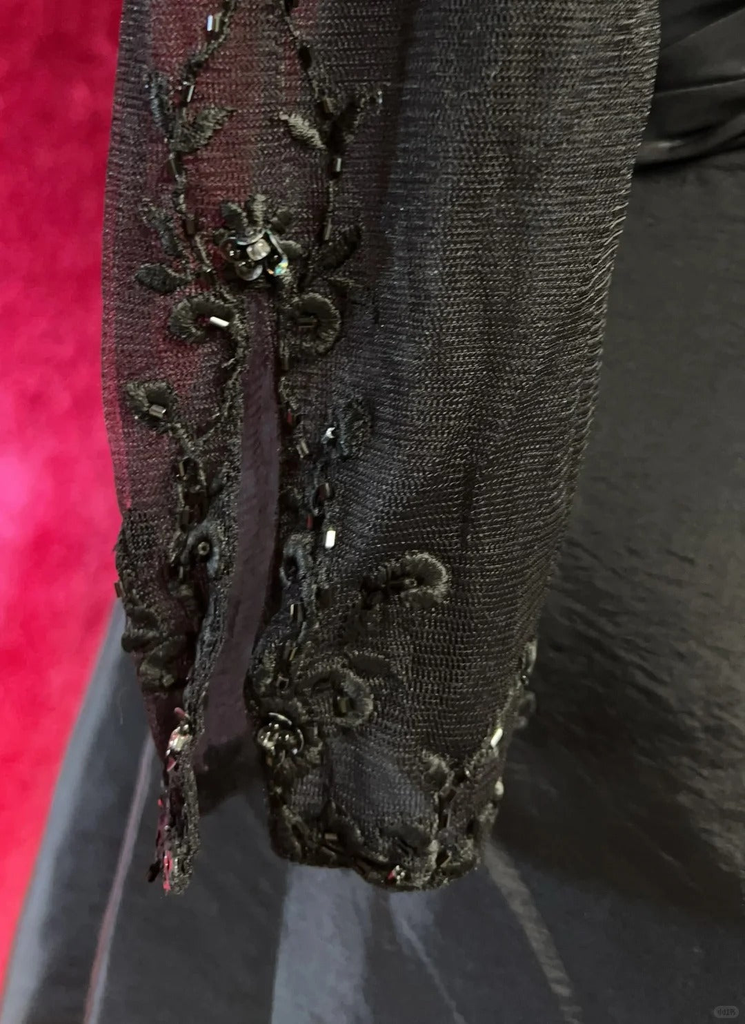 Bezaubernde Ballkleider A-Linie Black Tie Kleid mit bestickten, perlenbesetzten langen Ärmeln Formelle Abendgarderobe N3694