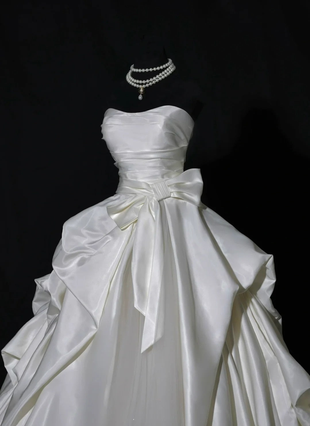 Luxuriöses Brautkleid, Ballkleid, trägerlos, elfenbeinfarben, ärmellos, figurbetont, AB2522