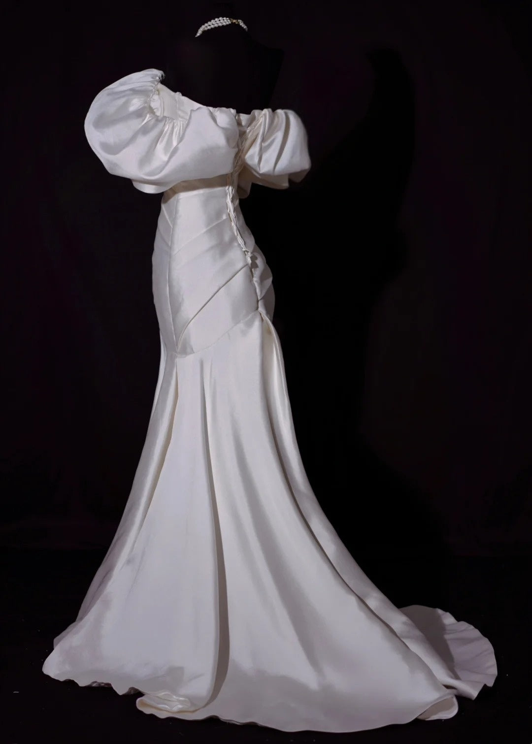 Klassisches Brautkleid im Meerjungfrauenstil, schulterfrei, elfenbeinfarbener Satin, kurze Ärmel, figurbetontes Brautkleid AB2529