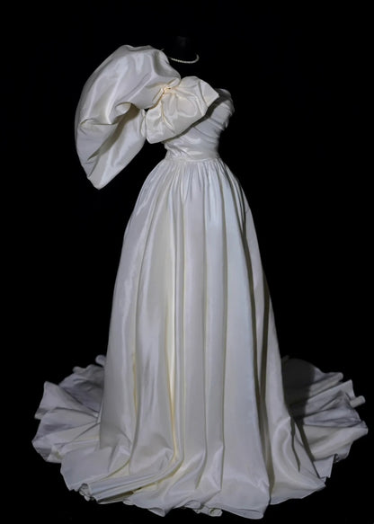 Klassisches Brautkleid in A-Linie, schulterfrei, elfenbeinfarben, Satin, ärmellos, figurbetont, AB2527