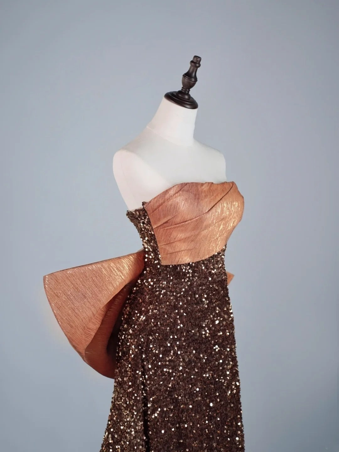 Robe de bal longue à sequins marron, coupe trapèze, sans bretelles, idéale pour les élèves de terminale (N1279)