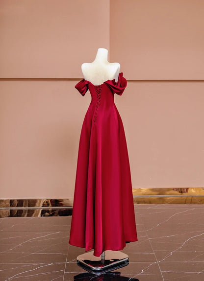 Magnifique robe de soirée longue en satin bordeaux, coupe trapèze, épaules dénudées et manches courtes, référence N722