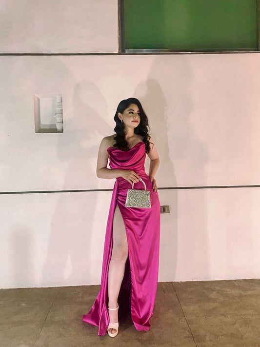 Robe de bal fourreau rose fuchsia fendue, sans bretelles, idéale pour les soirées de fin d'année (AB369)