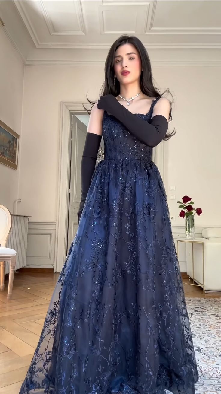 Einzigartiges, langes, marineblaues A-Linien-Abendkleid mit Spaghettiträgern und dunkelblauer Spitze – Inspiration für ein formelles Abendoutfit AB717