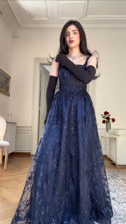 Einzigartiges, langes, marineblaues A-Linien-Abendkleid mit Spaghettiträgern und dunkelblauer Spitze – Inspiration für ein formelles Abendoutfit AB717