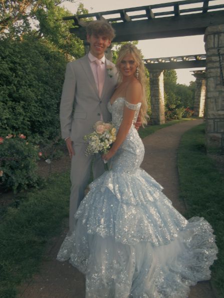 Bezauberndes schulterfreies, blaues Meerjungfrauen-Abendkleid mit Spitzenapplikationen und Lagenlook, langes Kleid N600