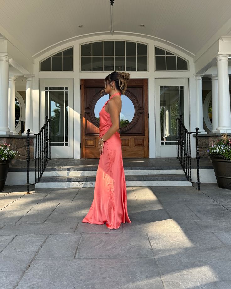Einfaches Meerjungfrauen-Halterkleid aus korallenfarbenem Satin mit Schlitz – Inspiration für Sommer und Frühling – Langes Kleid für Hochzeitsgäste und Geburtstagsoutfits N1573