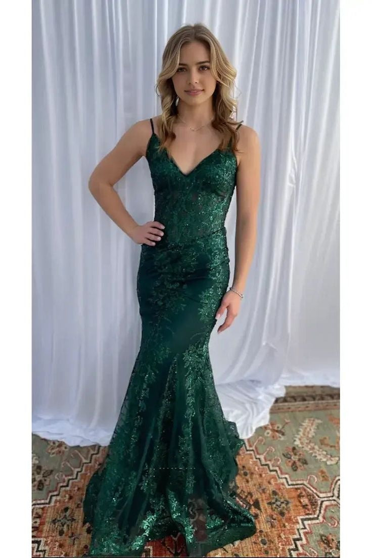 Robe de soirée longue à fines bretelles et dentelle à sequins rose fuchsia, inspirée des sirènes scintillantes, idéale pour un bal de promo ou un 22e anniversaire (AB1365)