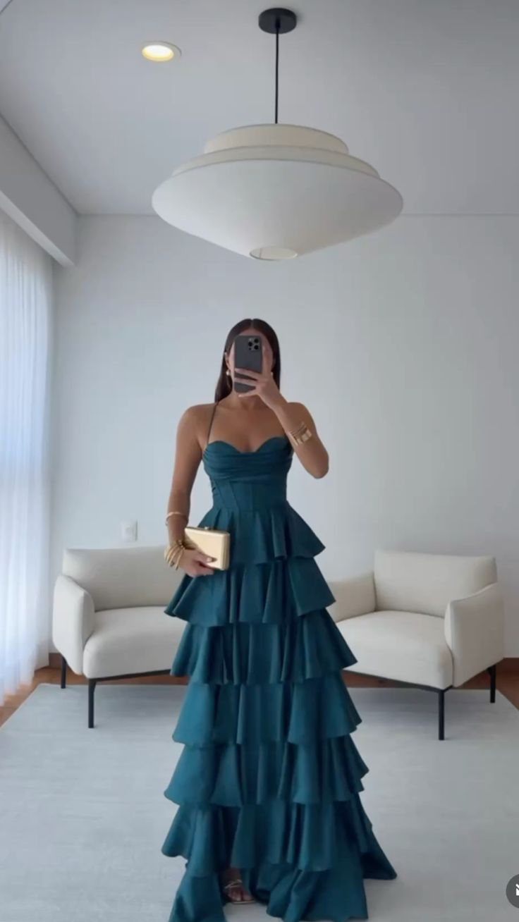 Robe de bal longue intemporelle en satin multicolore à col halter et volants, modèle AB181