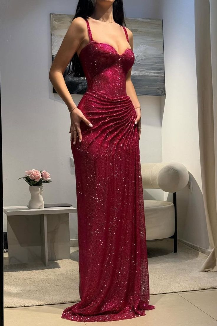 Robe de bal moulante rose fuchsia à paillettes 2026, décolleté cœur, bretelles spaghetti, fronces et fente latérale, modèle AB494