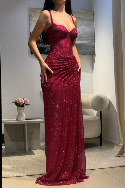 Robe de bal moulante rose fuchsia à paillettes 2026, décolleté cœur, bretelles spaghetti, fronces et fente latérale, modèle AB494