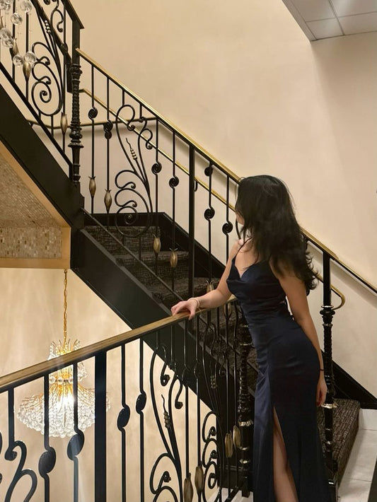 Elegantes, marineblaues Meerjungfrauen-Abendkleid mit Spaghettiträgern und Satinschlitz – ein stilvolles Kleid für Teenager, perfekt für festliche Anlässe und Partys. AB1111