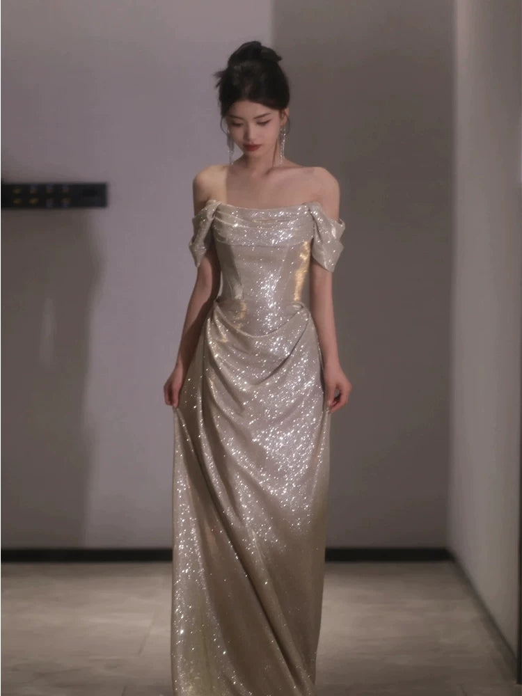Robe fourreau à paillettes, épaules dénudées et manches à sequins - Inspiration pour une longue soirée ou un 18e anniversaire (AB2225)
