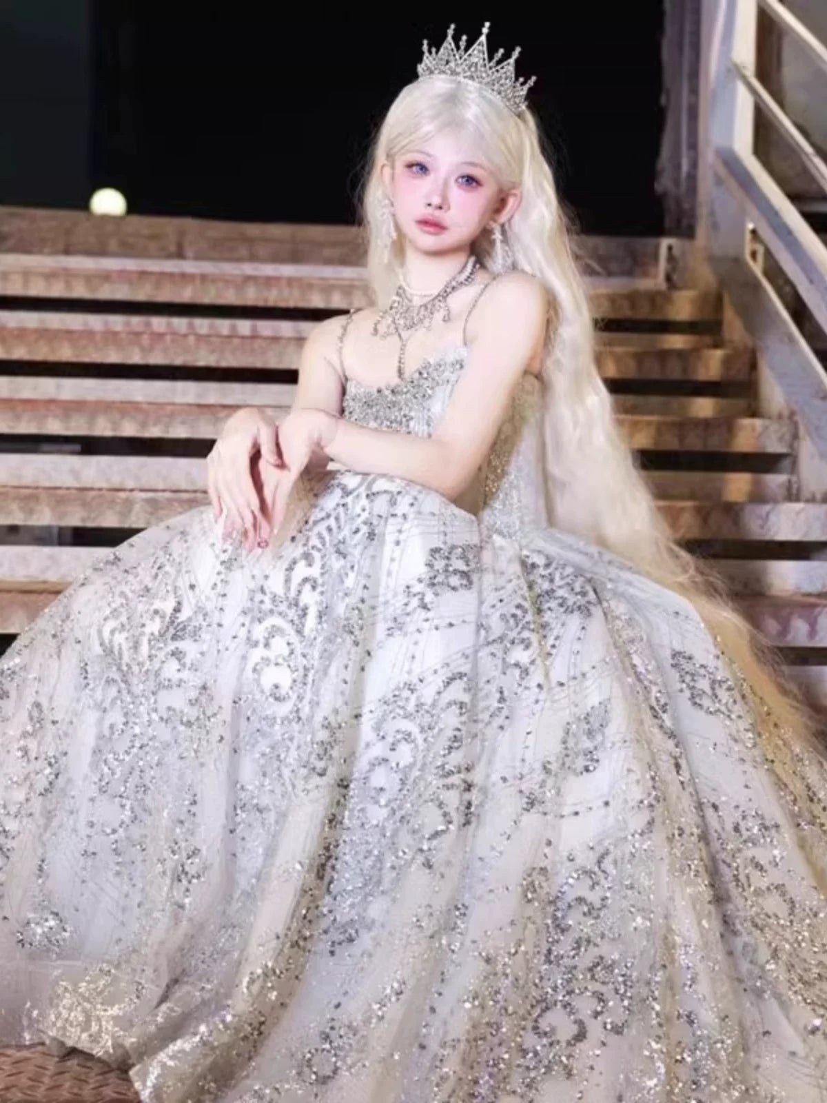 Robe de bal à paillettes argentées et grises, bretelles spaghetti, inspiration pour une longue soirée ou un 18e anniversaire (AB2228)