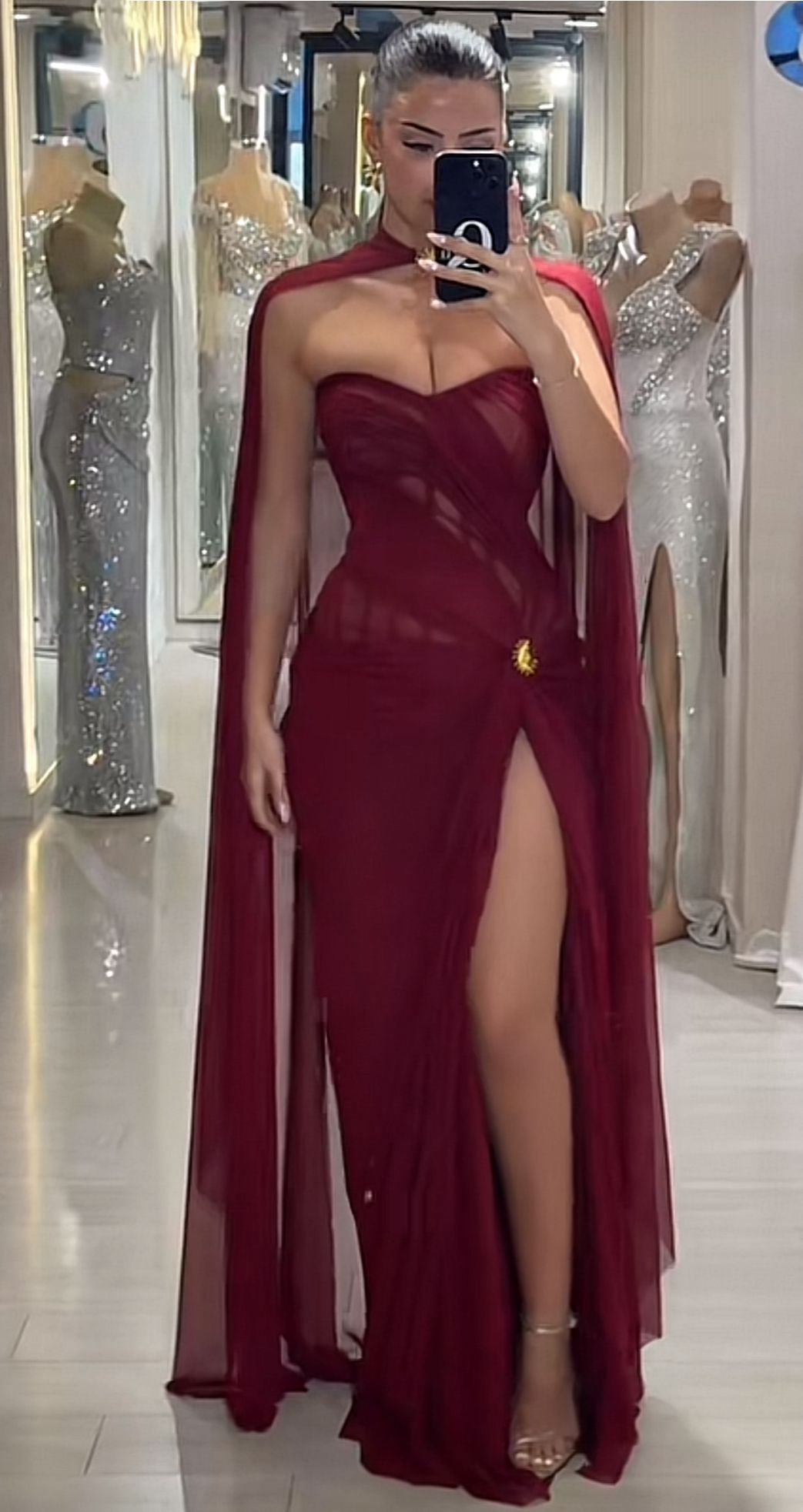 Robe de cocktail fourreau bordeaux à décolleté cœur, fente cape, plissée, longue, idéale pour un dîner de remise de diplôme ou un bal de fin d'année (AB1893)