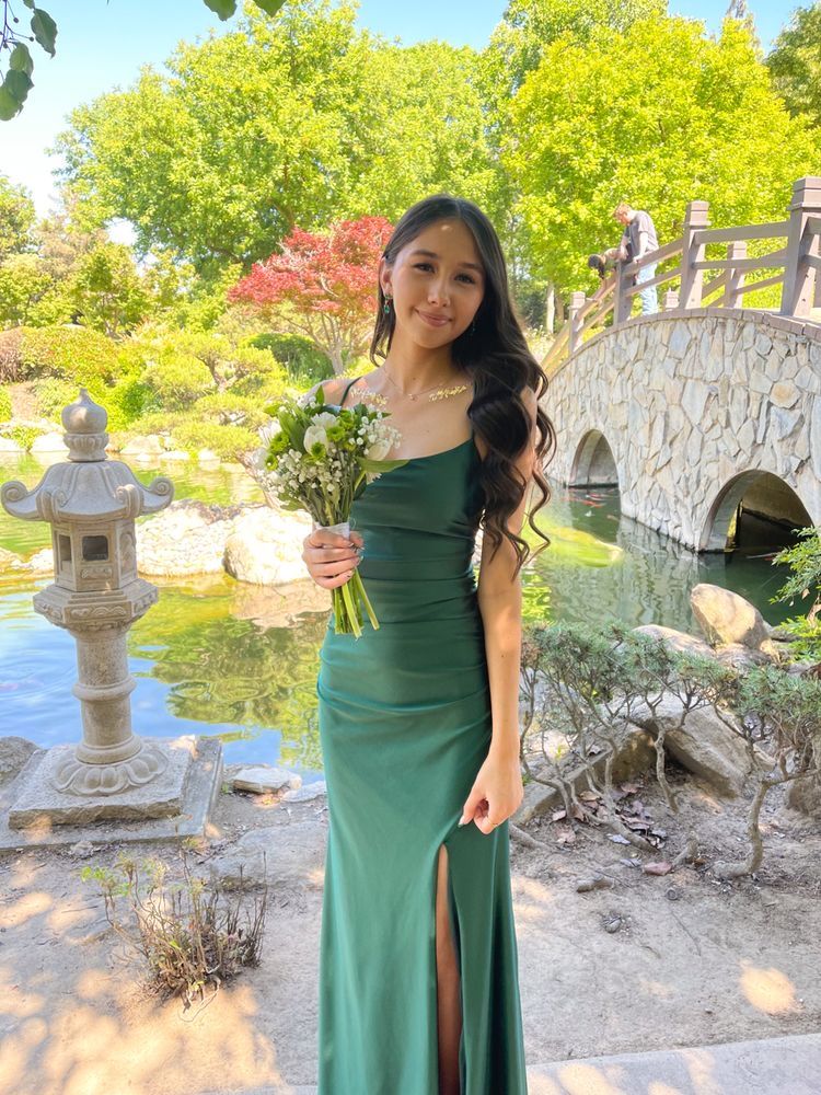 Robe de bal longue en satin vert émeraude foncé à fines bretelles spaghetti et fente, style sirène, inspiration robe de bal N295
