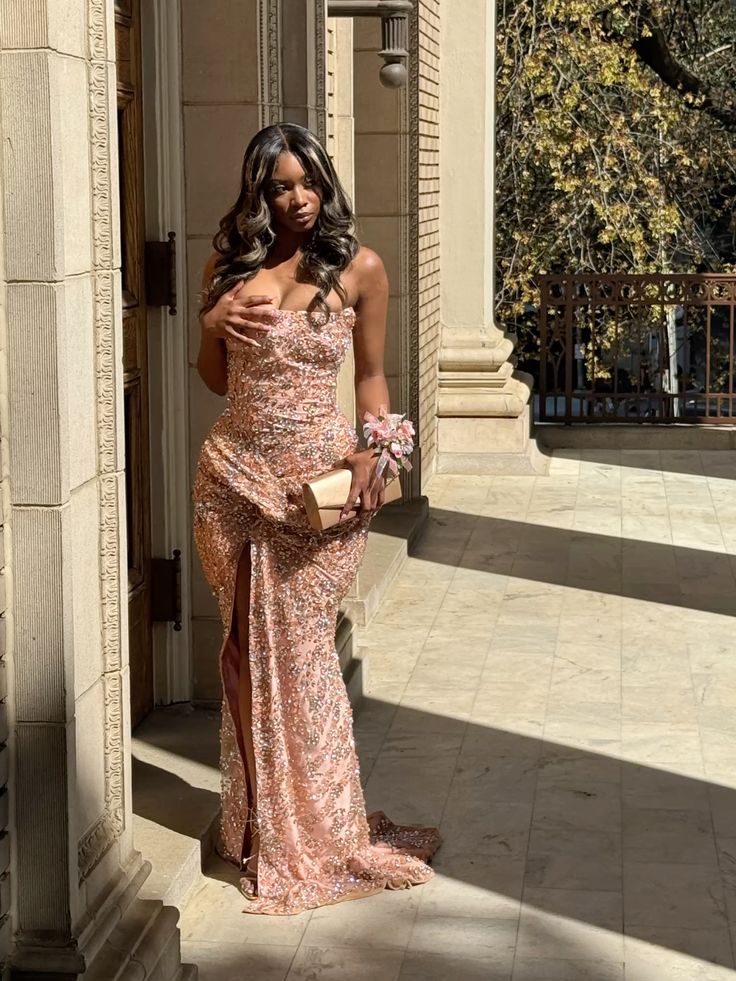 Robe de bal longue rose sirène sexy sans bretelles avec fente et corsage orné de perles N635