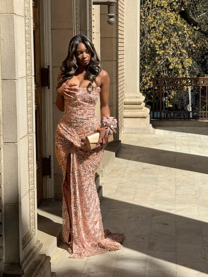 Robe de bal longue rose sirène sexy sans bretelles avec fente et corsage orné de perles N635