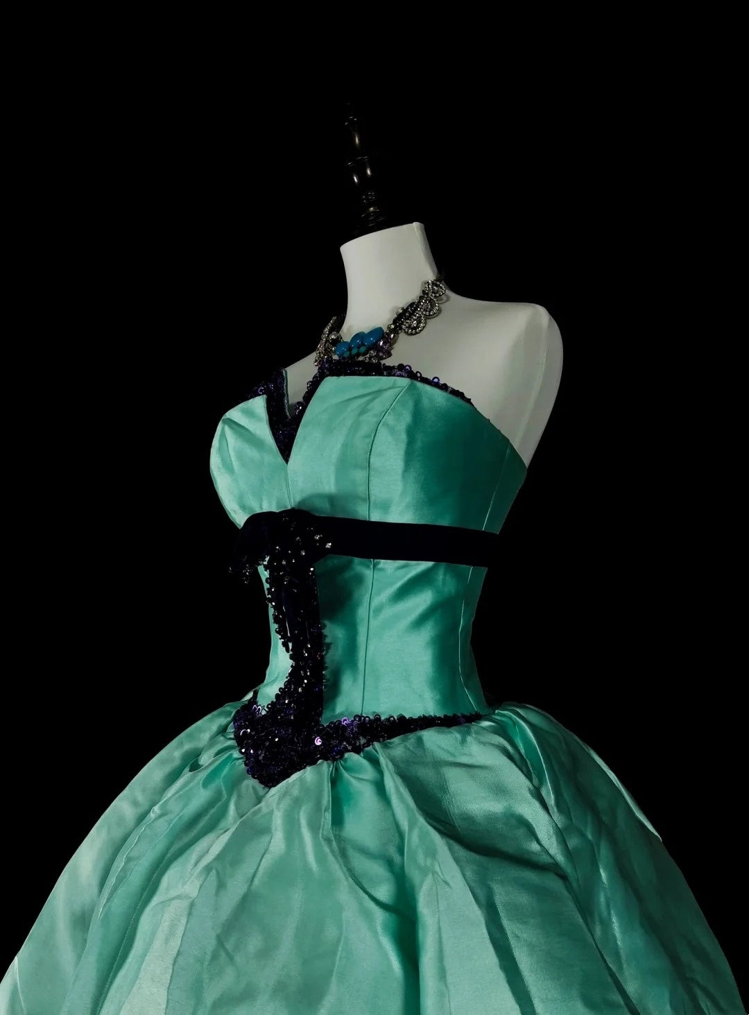 Vintage Ballkleid aus den 1760er Jahren, grün mit plissiertem Satin, langes Abendkleid N1598