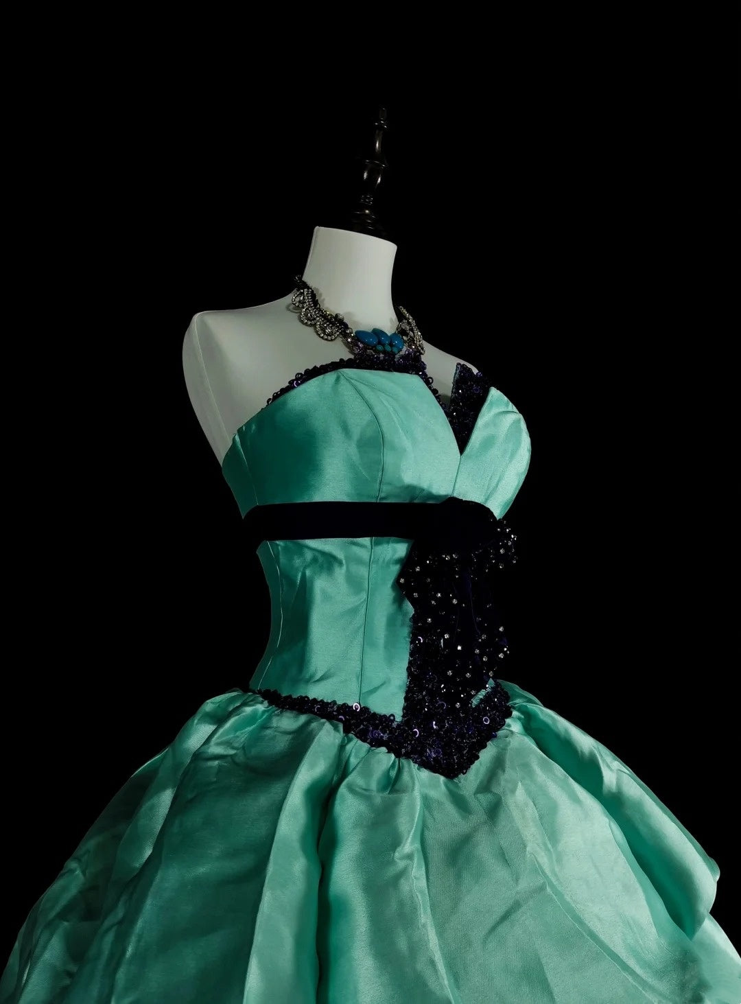 Vintage Ballkleid aus den 1760er Jahren, grün mit plissiertem Satin, langes Abendkleid N1598