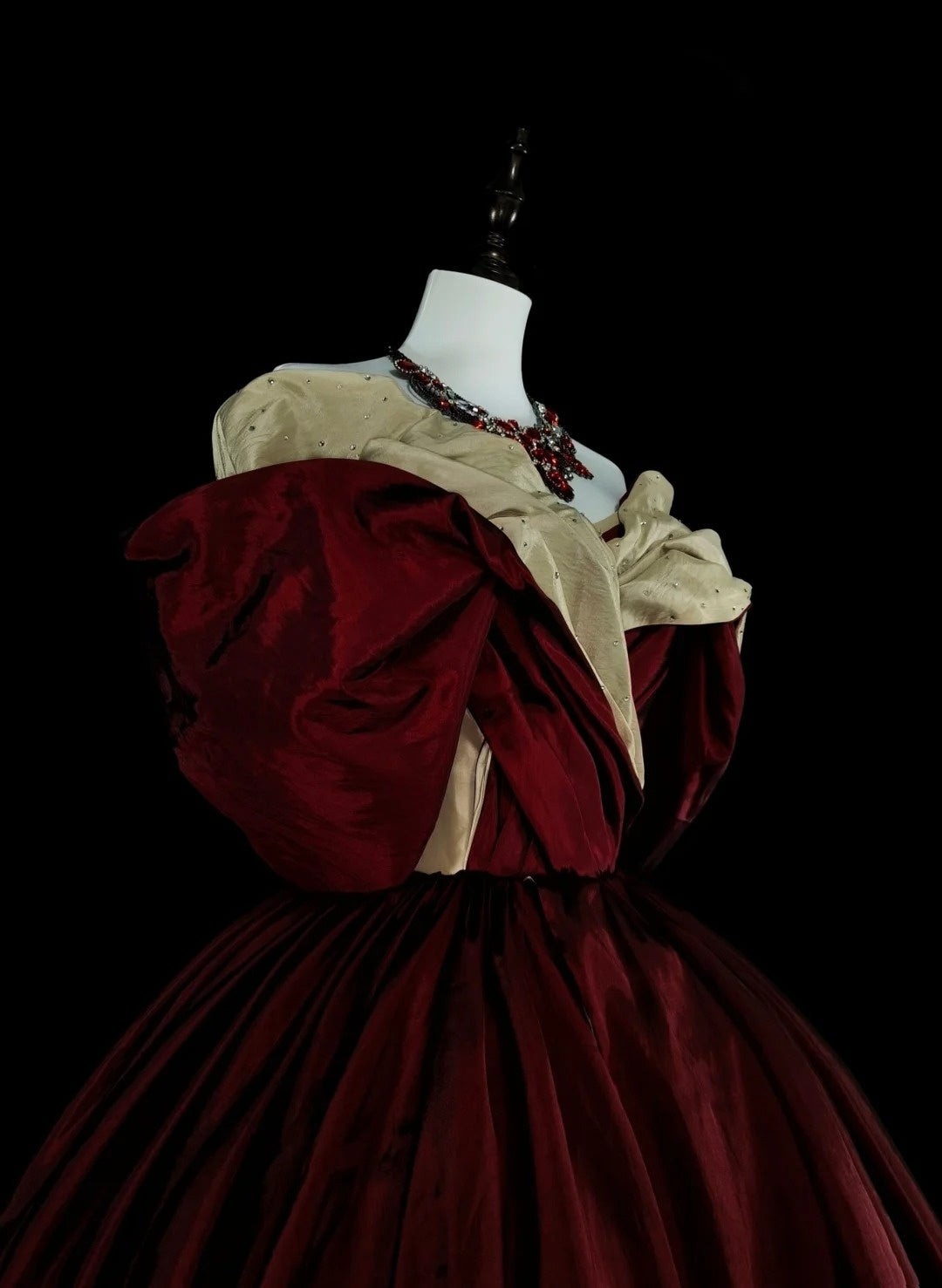 Robe de bal vintage années 1760, épaules dénudées, satin bordeaux plissé, longue, N1595