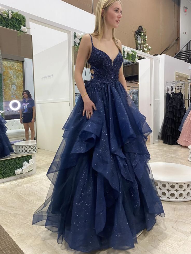 Elegantes Ballkleid mit Spaghettiträgern in Burgunderrot, mehrere Lagen, lange Ballkleider, Inspiration, trendige Abendkleider, formelles Ballkleid B312