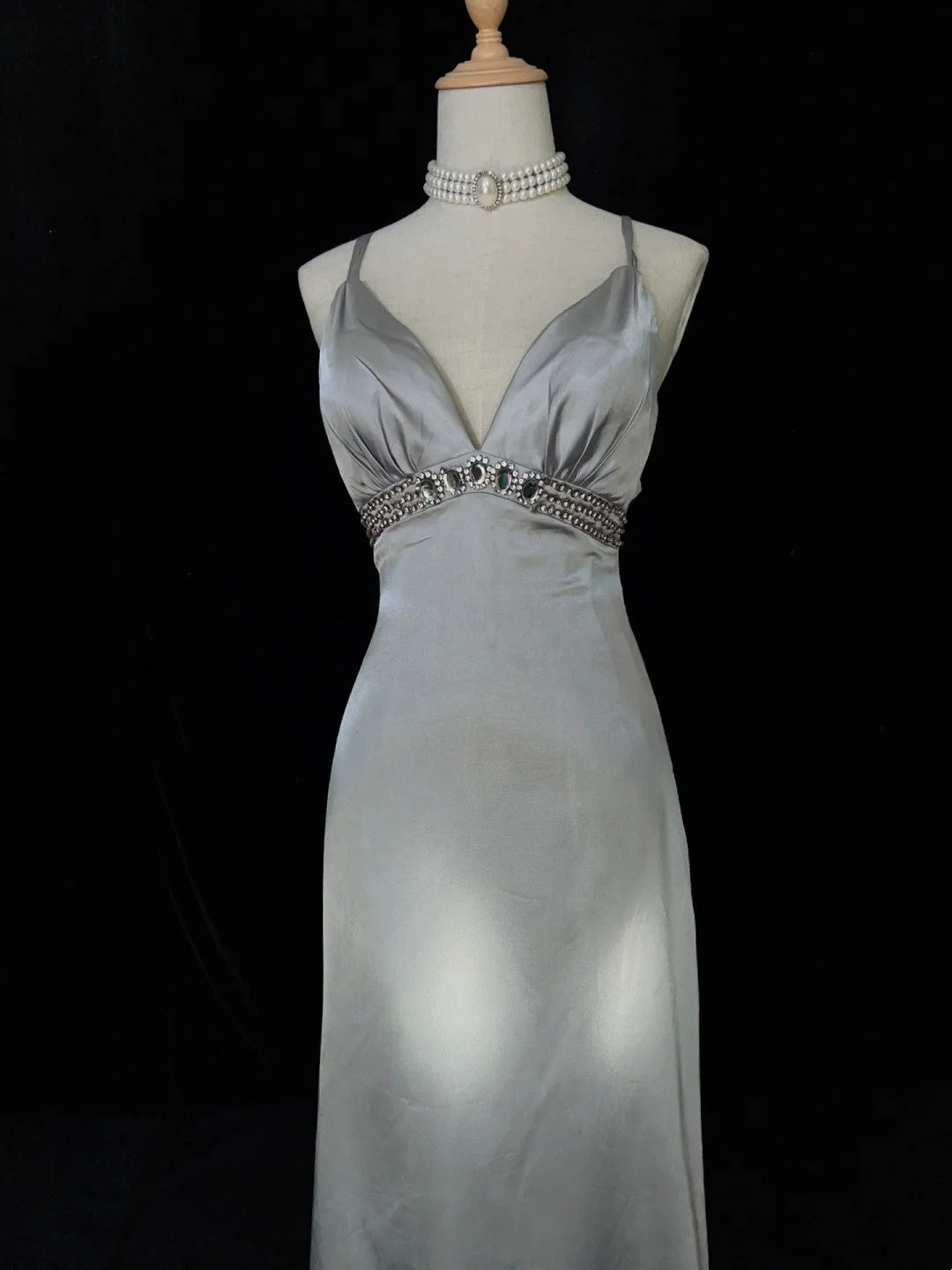 Elegante Abschlussballkleider Inspiration Meerjungfrauen-Spaghetti-Träger Silber Gala Satin Ärmelloses Vintage Abendkleid N3181
