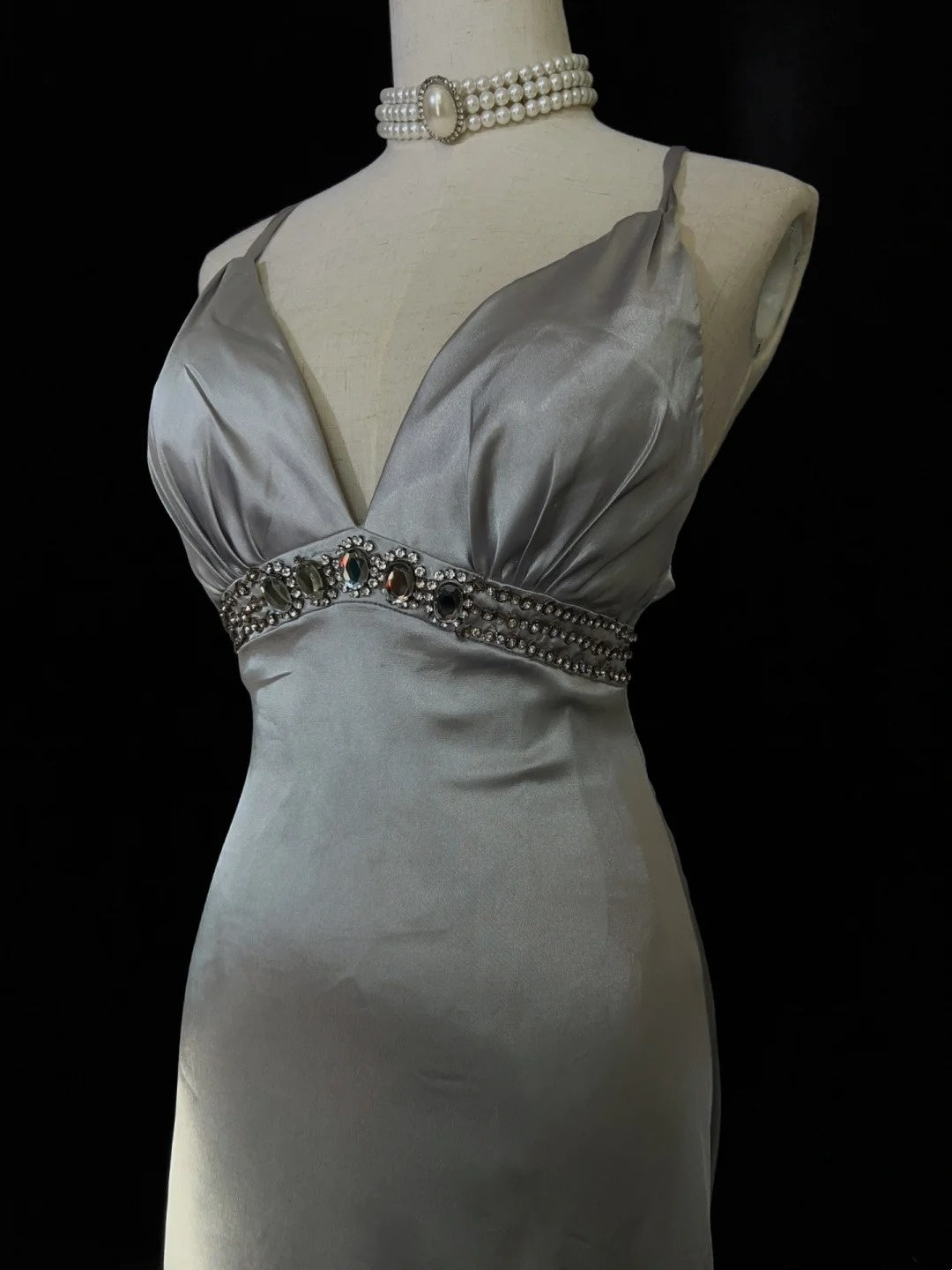 Elegante Abschlussballkleider Inspiration Meerjungfrauen-Spaghetti-Träger Silber Gala Satin Ärmelloses Vintage Abendkleid N3181