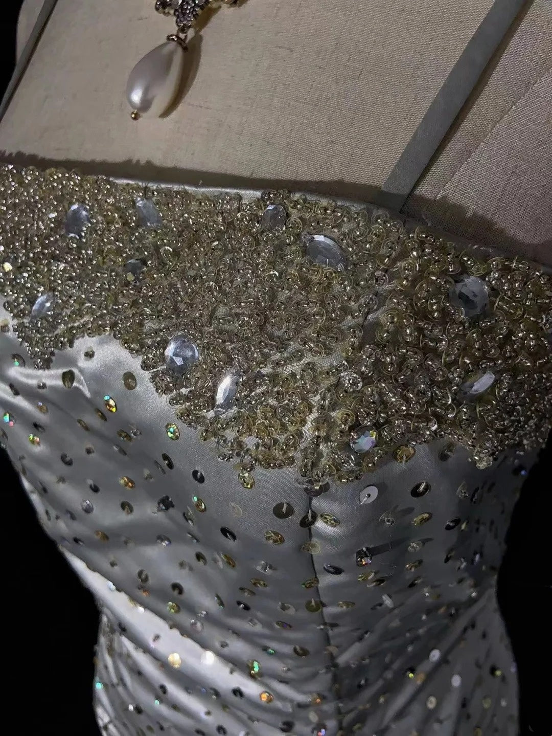 Robes de bal élégantes Inspiration sirène Bretelles fines Gala argenté Satin Perles Robe de soirée vintage N3182