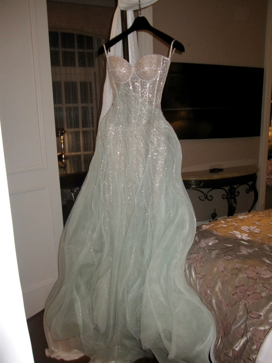Robe de bal longue et bustier verte à paillettes et cristaux, style trapèze, N069