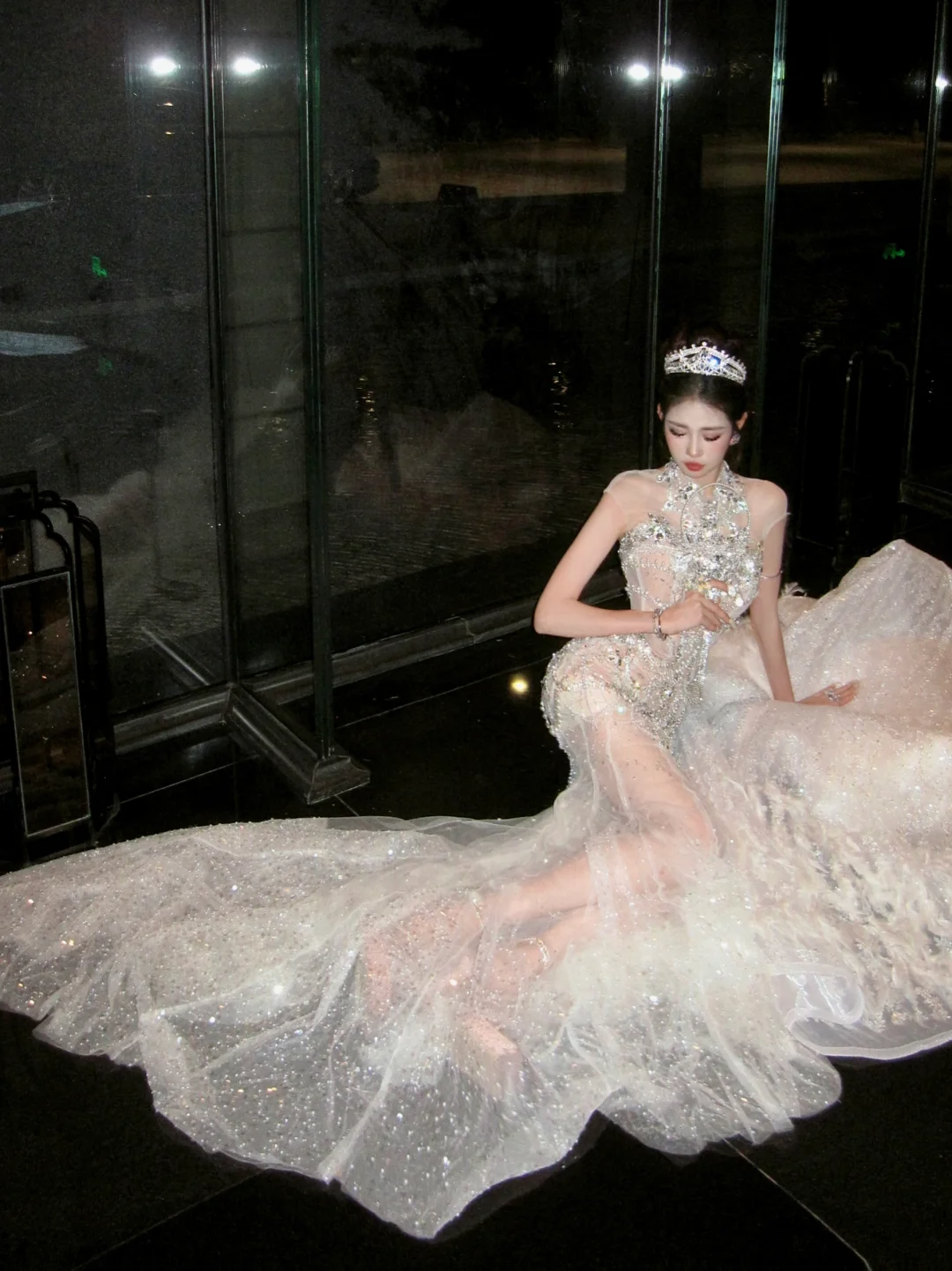 Sexy Meerjungfrauen-Hochzeitskleid mit hohem Kragen, silbernen Pailletten und Perlenbesatz, märchenhaftes Brautkleid N070