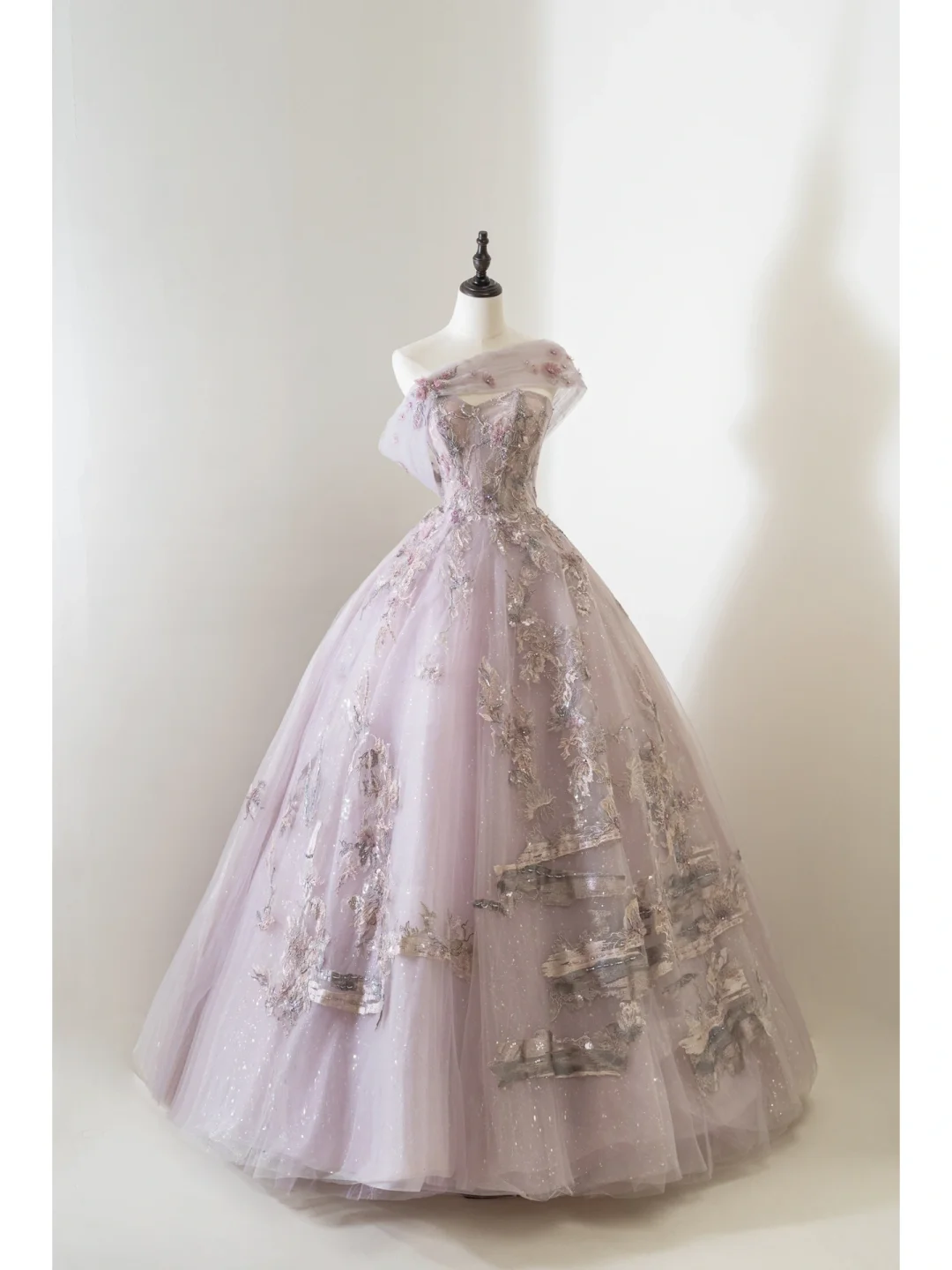 Robe de bal unique sans bretelles en tulle lilas à plusieurs volants, longue et élégante, idéale pour un bal de fin d'année, une quinceañera ou un anniversaire de 15 ou 16 ans (AB903)