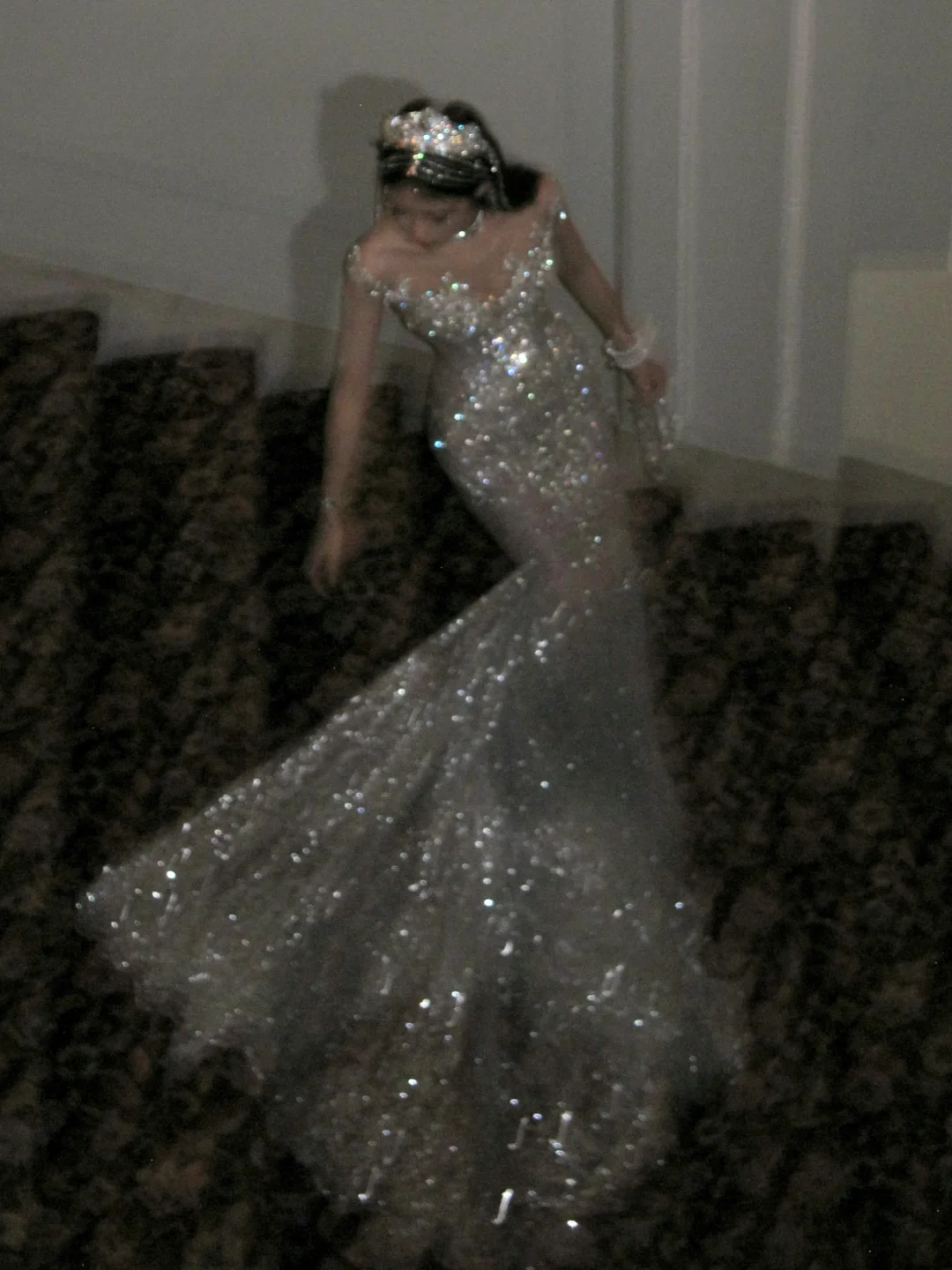 Robe de mariée sirène luxueuse à col rond ornée de perles, de pierres précieuses et de sequins argentés, coupe ajustée, référence N073