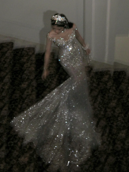 Robe de mariée sirène luxueuse à col rond ornée de perles, de pierres précieuses et de sequins argentés, coupe ajustée, référence N073