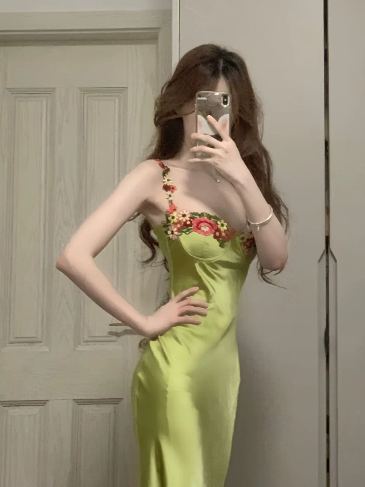 Robe de bal verte à bretelles spaghetti en satin, coupe trapèze, N266
