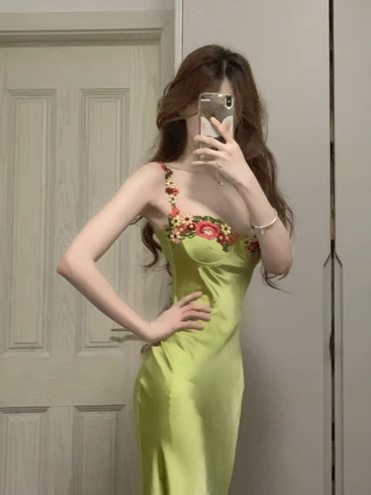 Robe de bal verte à bretelles spaghetti en satin, coupe trapèze, N266