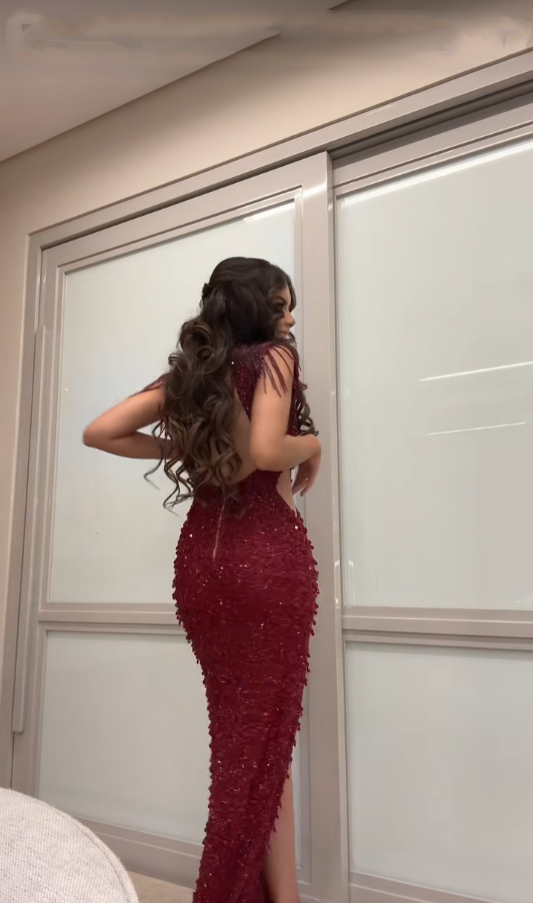 Robe de bal longue sirène bordeaux à col en V et corsage orné de sequins et de perles, modèle AB355