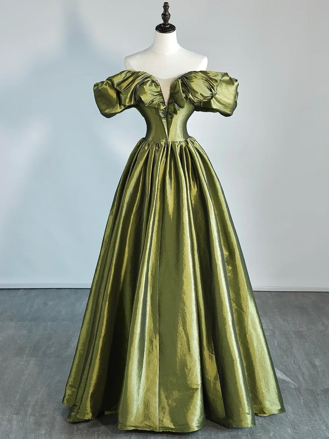 Elegantes Ballkleid, schulterfrei, olivgrüner Satin, Inspiration für festliche Abendkleider, Prinzessinnenkleid N757