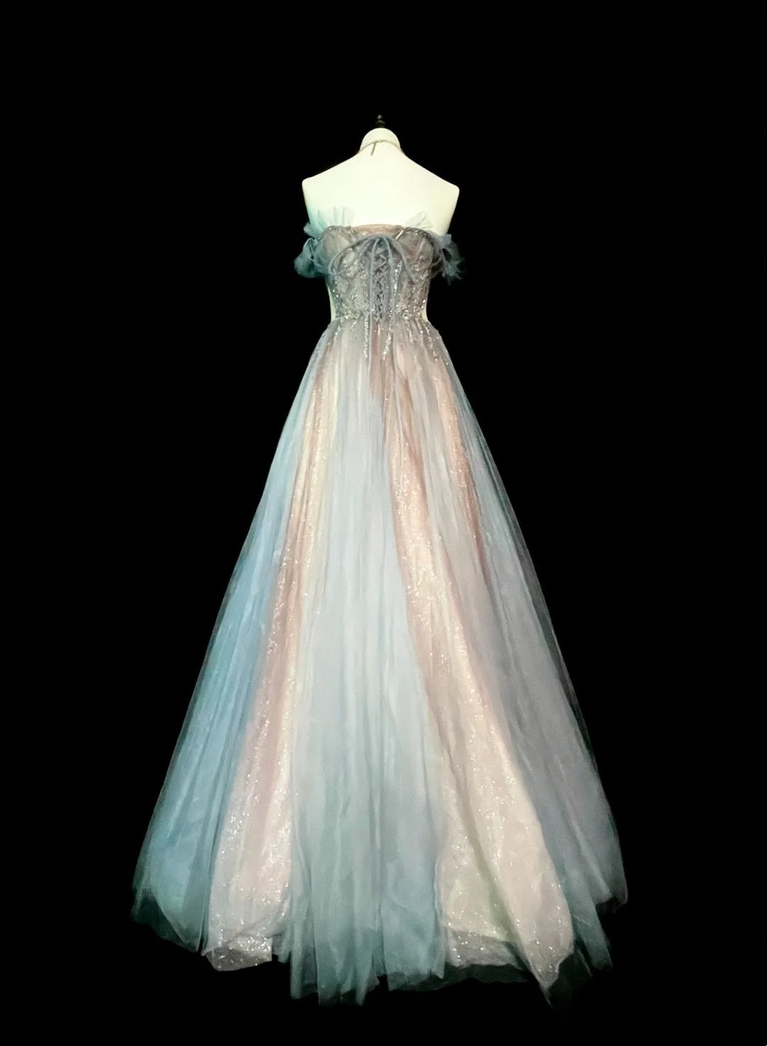 Robe de bal longue plissée, coupe trapèze, épaules dénudées, cape, manches en tulle, style années 1760, N1584