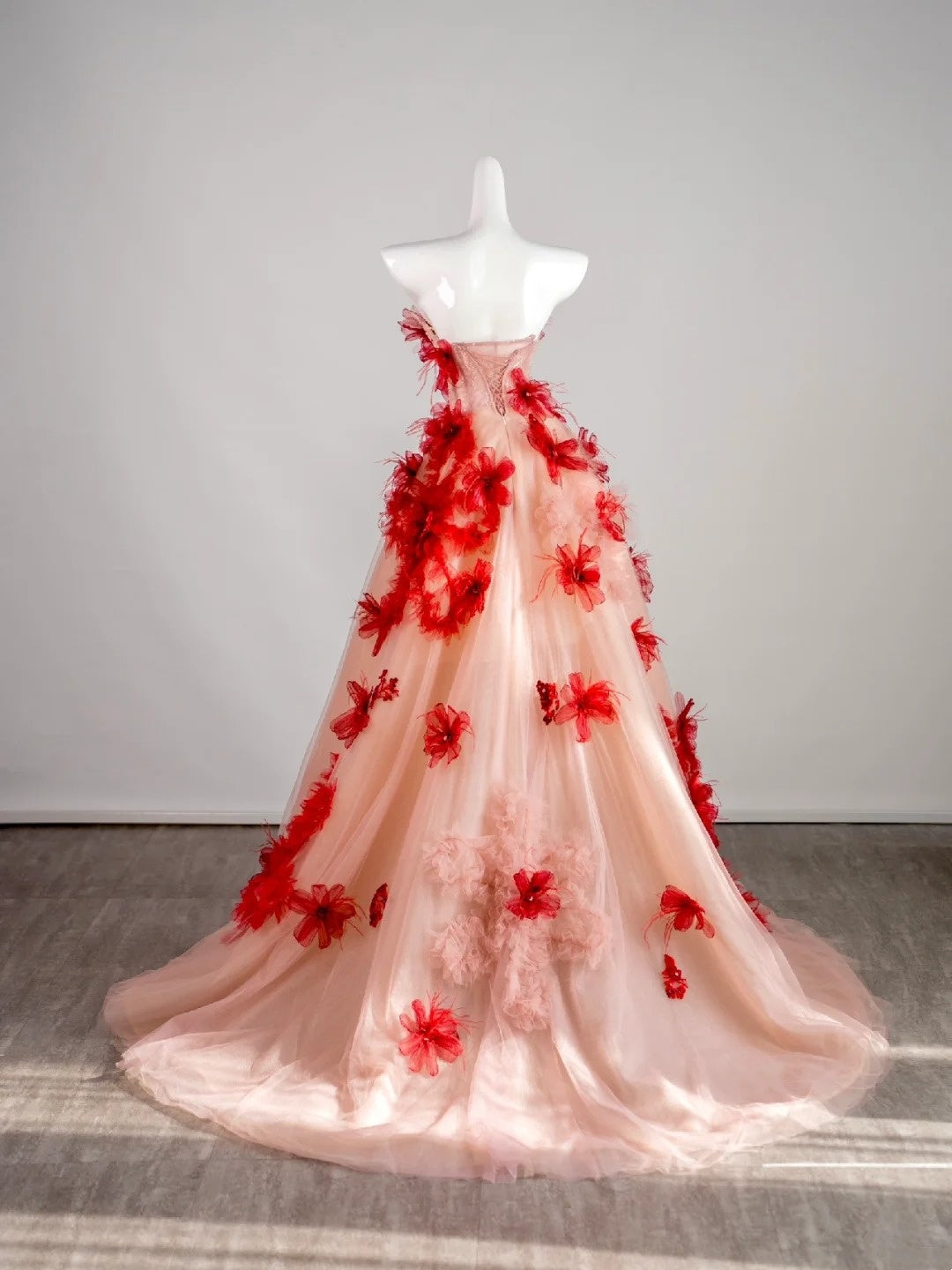 Robe de bal bustier rouge à fleurs sans manches avec application en tulle rose, longue robe de quinceañera, tenue d'anniversaire pour les 15 et 16 ans N676