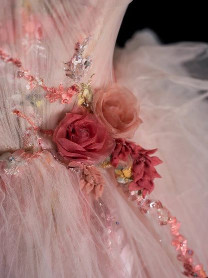 Elegantes, trägerloses Ballkleid aus rosa Tüll mit Blumenmuster – Inspiration für festliche Anlässe und Prinzessinnen-Abendkleider N756
